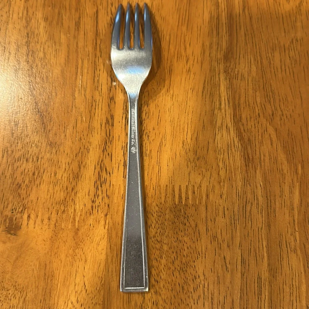 International silver co. Royal Saxony pattern. Silver plated fork 7 1/2”.